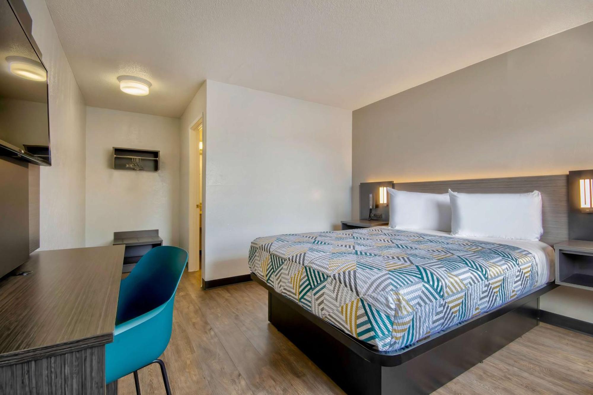 Hotel 6