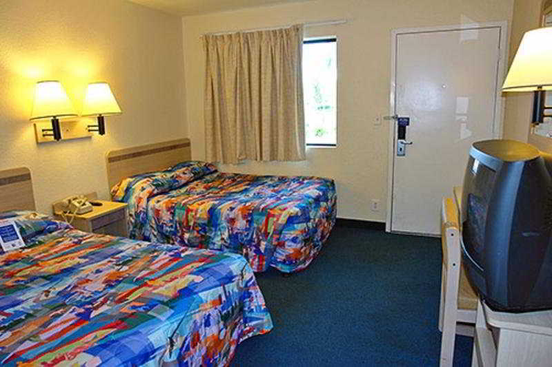 Hotel 6
