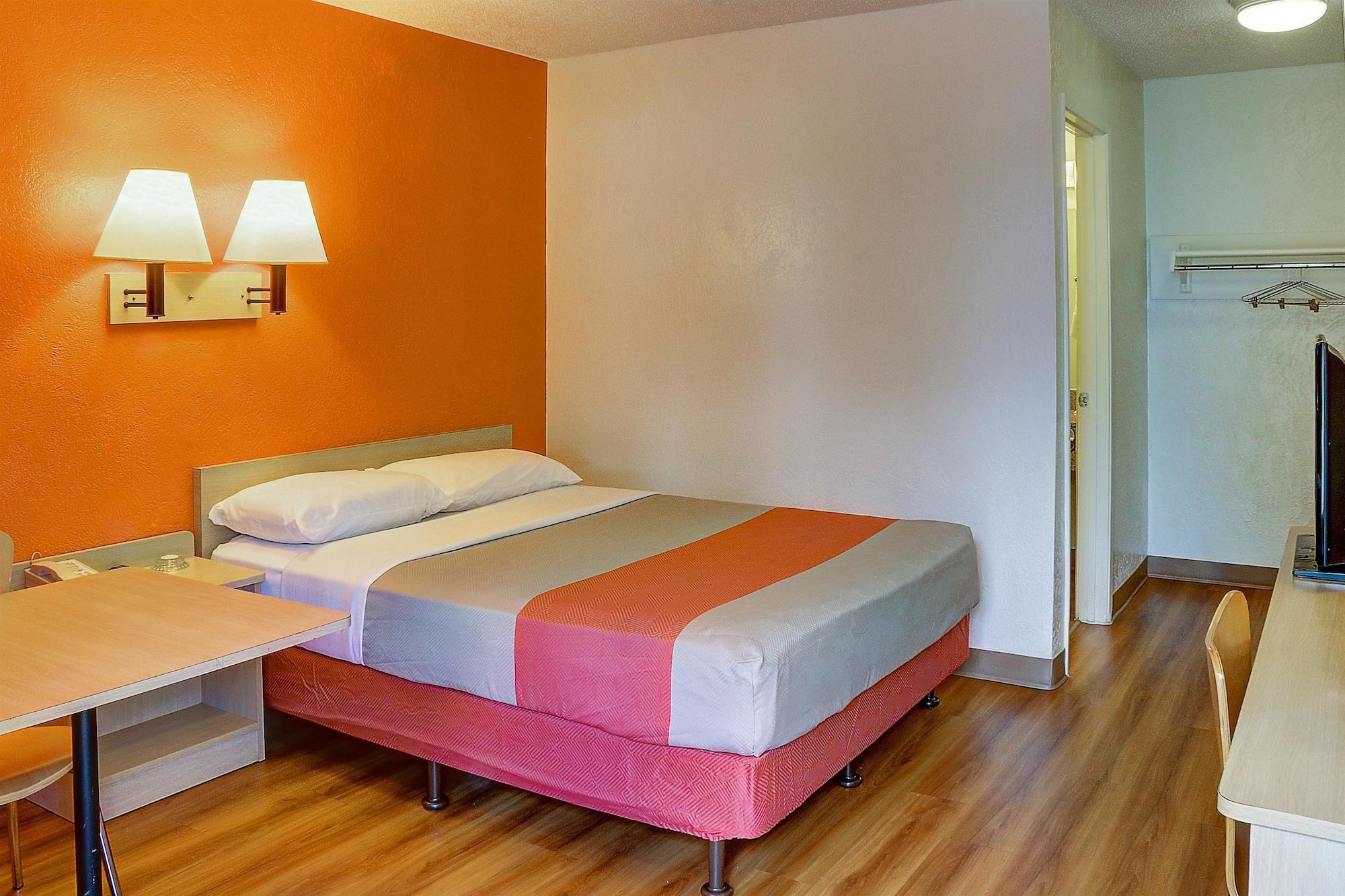 6 Hotel 2*
