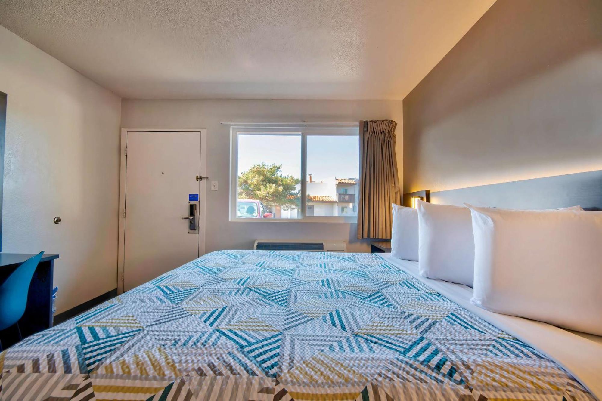 6 Hotel
