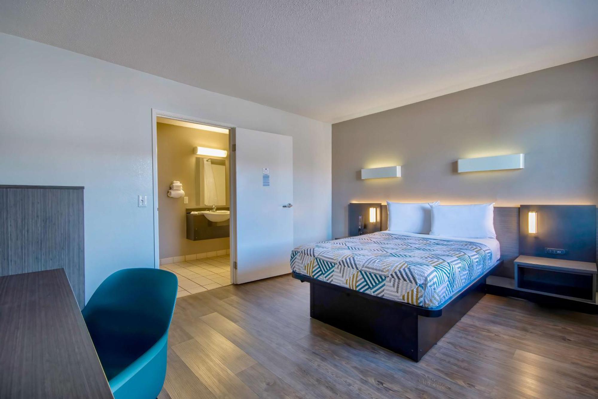6 Hotel